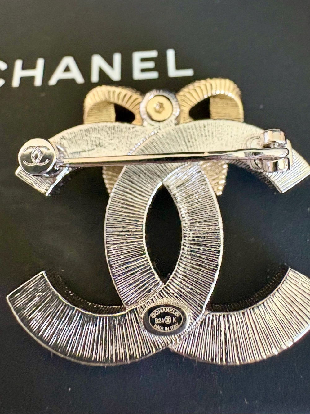 100% Authentic RARE CHANEL Gold Tone Crystal CC Logo Brooch Gold Bow Box Dust B - Picture 2 of 12
